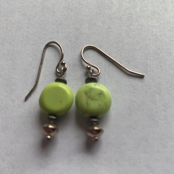 Green stone earrings dangling - Picture 2 of 3